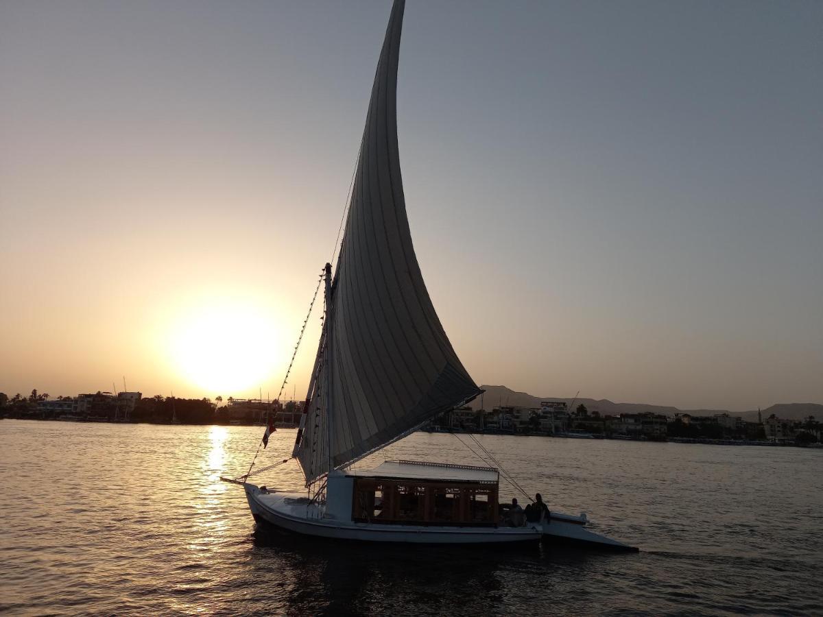 Nile Sunrise Felucca Boat Private Rental Luxor Exteriér fotografie