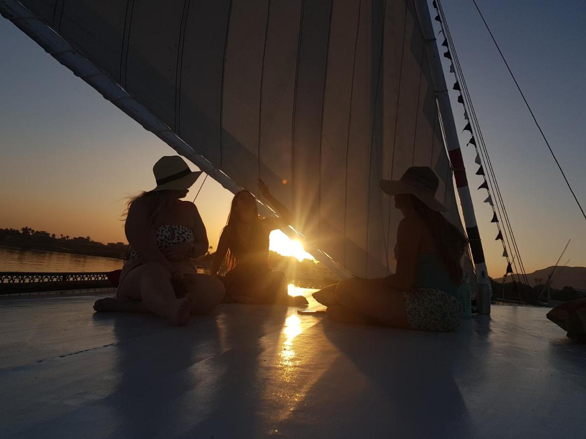Nile Sunrise Felucca Boat Private Rental Luxor Exteriér fotografie