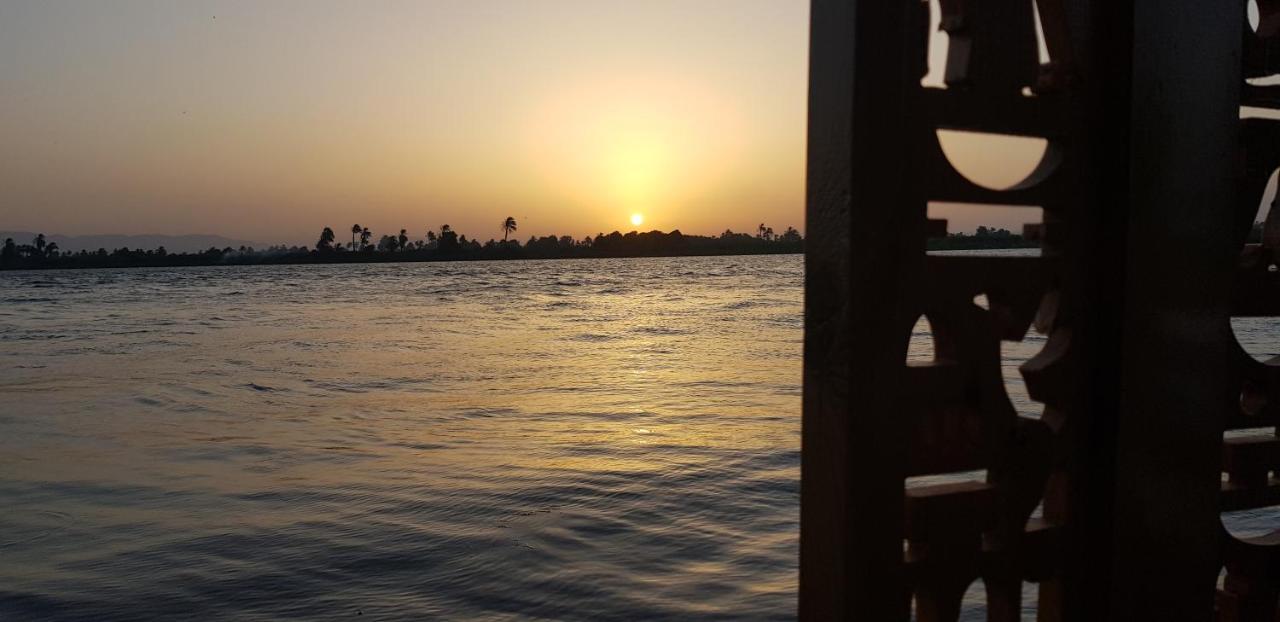 Nile Sunrise Felucca Boat Private Rental Luxor Exteriér fotografie